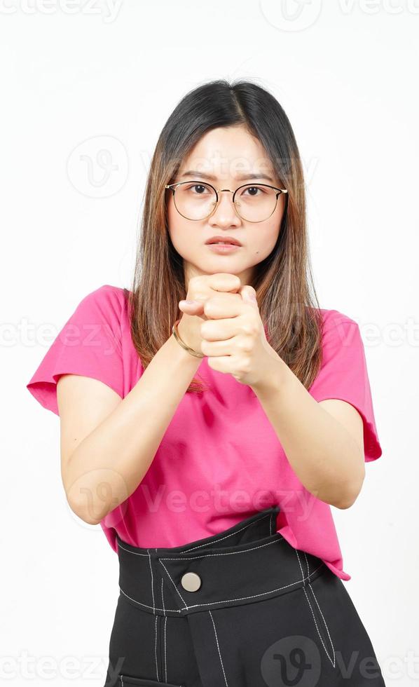 Golpear el puño para luchar contra una hermosa mujer asiática aislada de fondo blanco foto