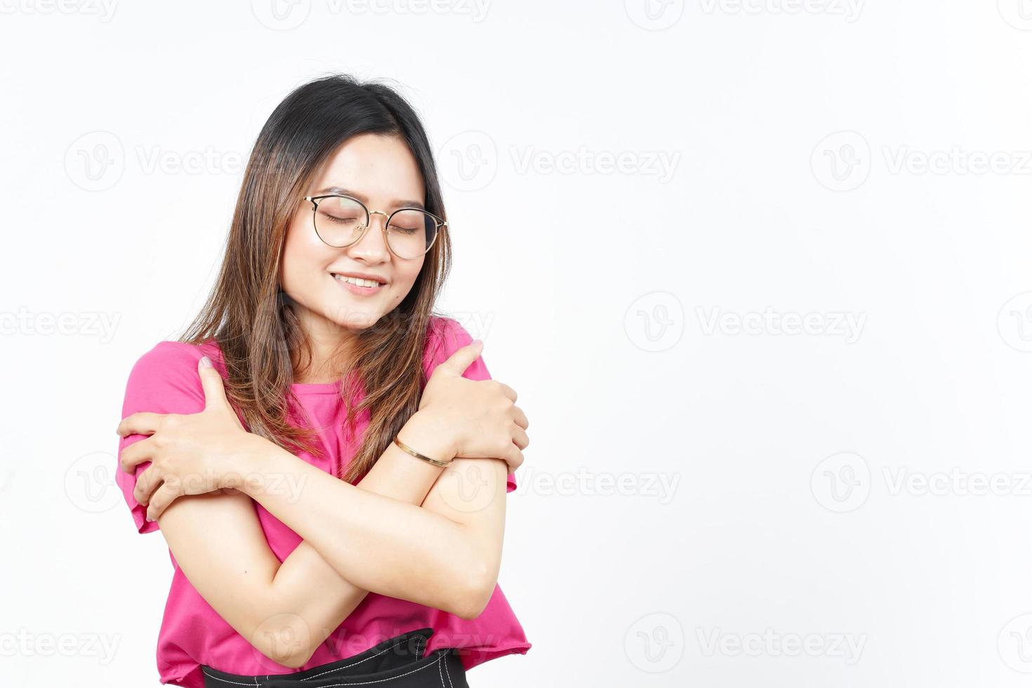 gesto agradecido y de amor propio de una hermosa mujer asiática aislada de fondo blanco foto