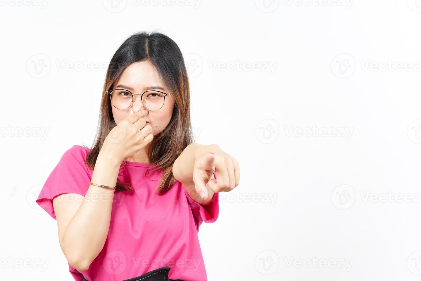 oliendo algo apestoso y repugnante de una hermosa mujer asiática aislada de fondo blanco foto