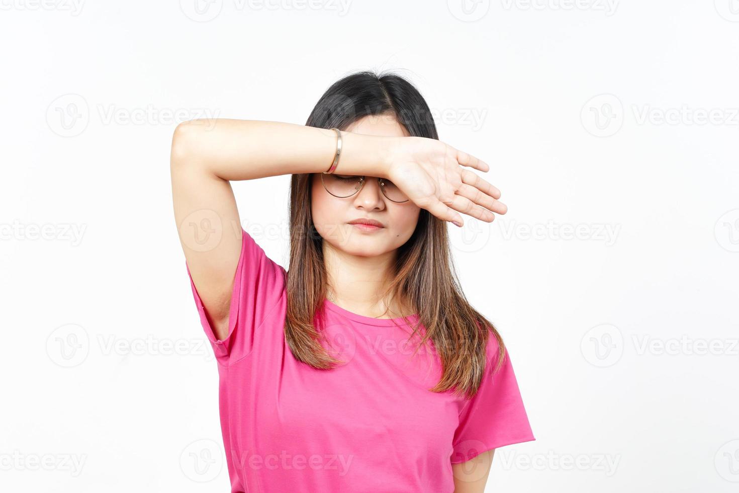 cubriendo los ojos con los brazos de una hermosa mujer asiática aislada de fondo blanco foto