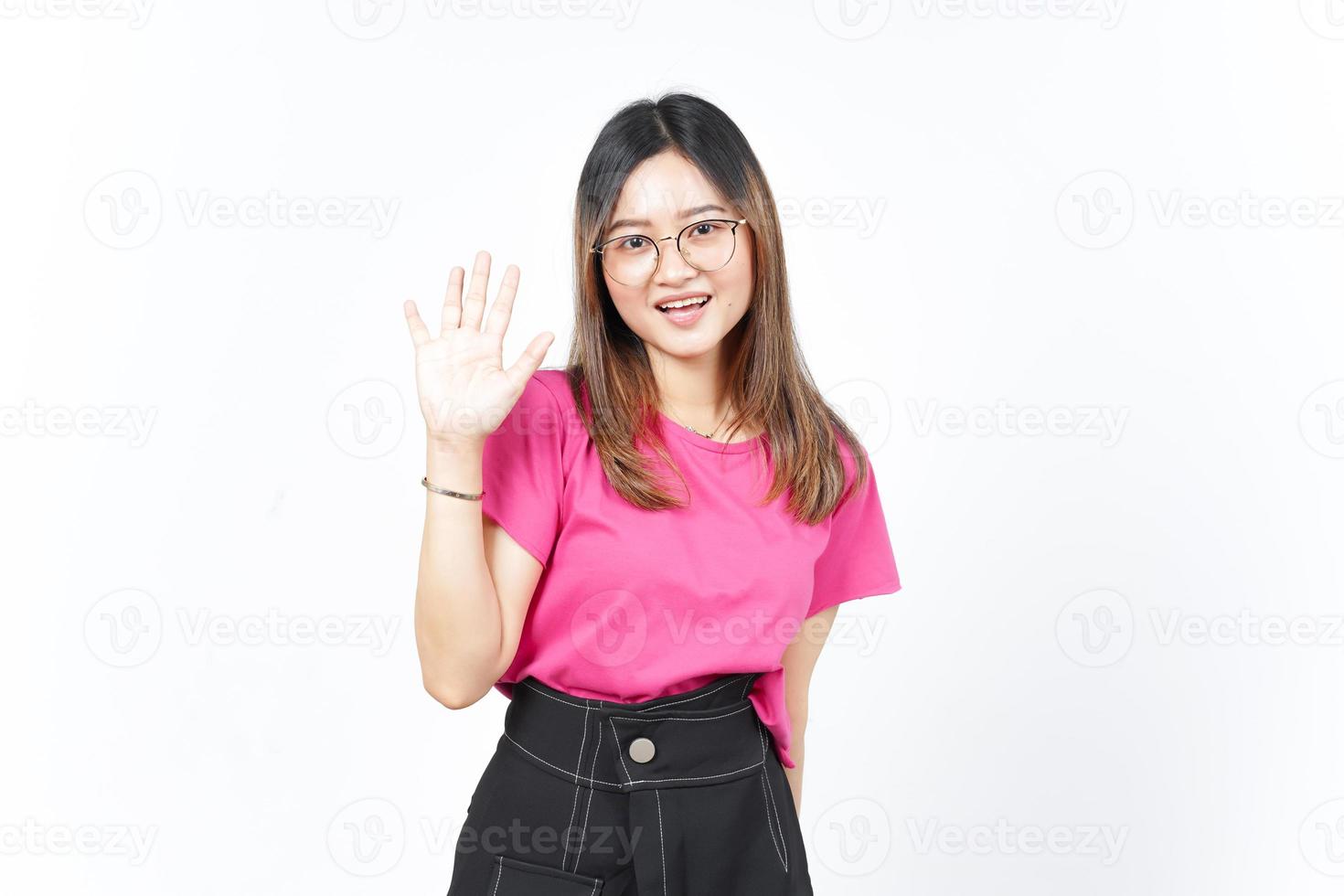 hola saludando o saludando a la cámara de una hermosa mujer asiática aislada de fondo blanco foto