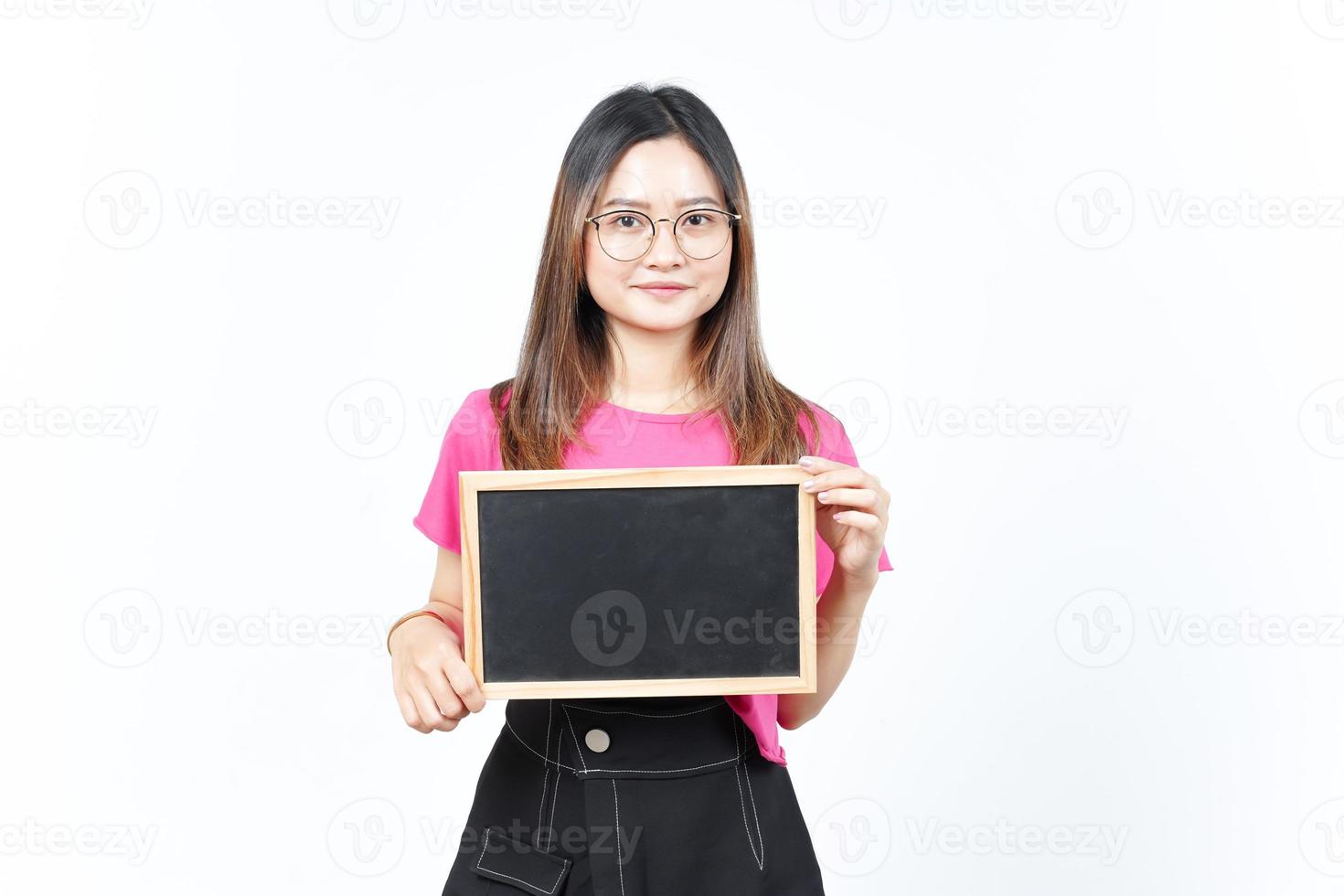 mostrando, presentando y sosteniendo una pizarra en blanco de una hermosa mujer asiática aislada en blanco foto