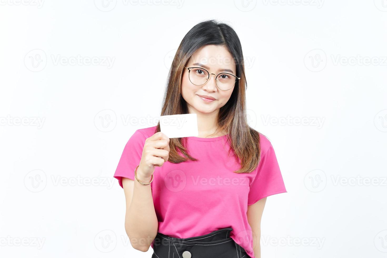sosteniendo una tarjeta bancaria en blanco o una tarjeta de crédito de una hermosa mujer asiática aislada de fondo blanco foto