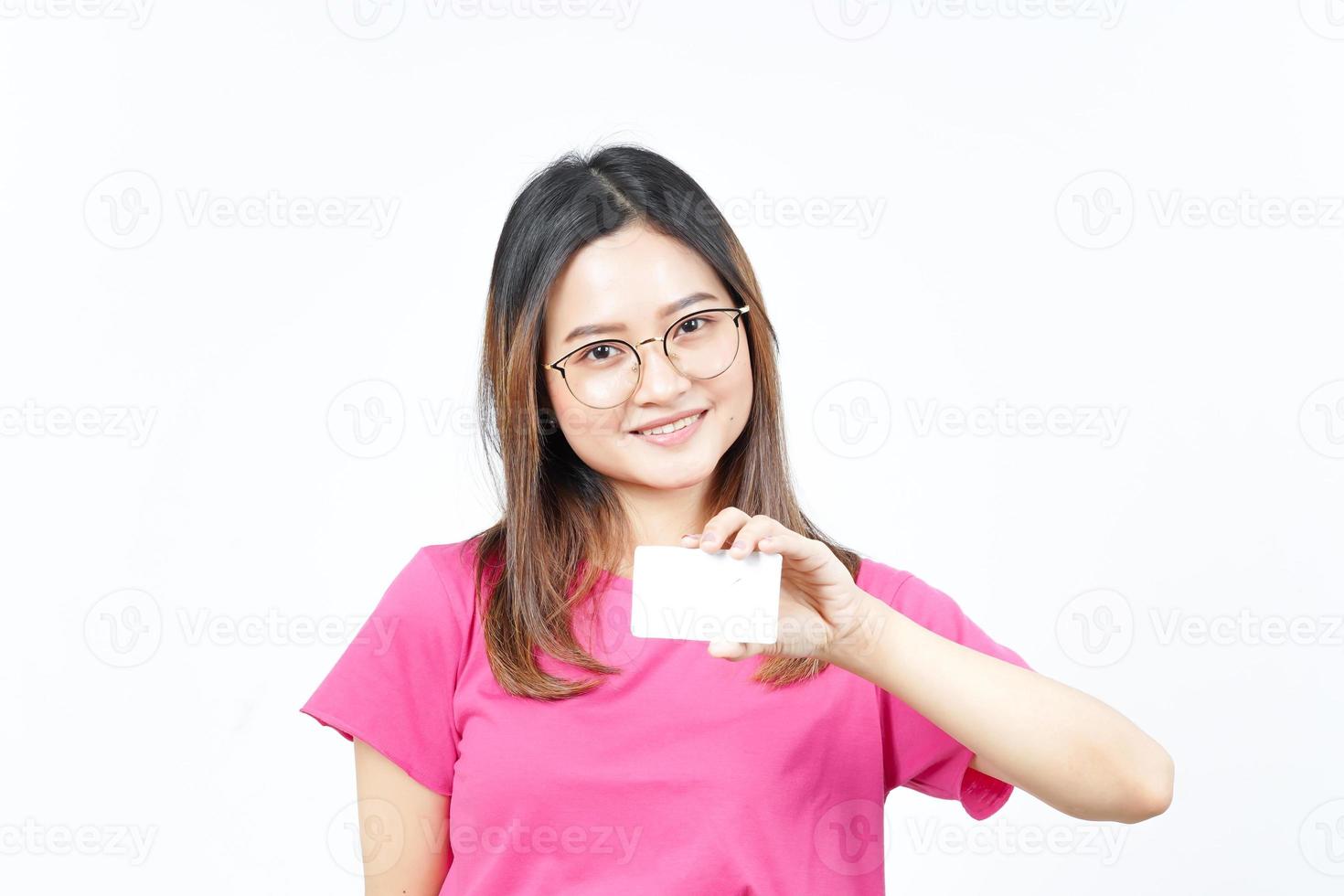 sosteniendo una tarjeta bancaria en blanco o una tarjeta de crédito de una hermosa mujer asiática aislada de fondo blanco foto