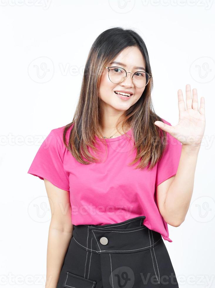 hola saludando o saludando a la cámara de una hermosa mujer asiática aislada de fondo blanco foto