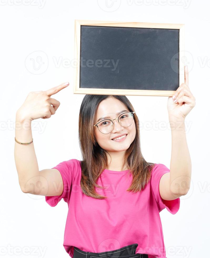 mostrando, presentando y sosteniendo una pizarra en blanco de una hermosa mujer asiática aislada en blanco foto