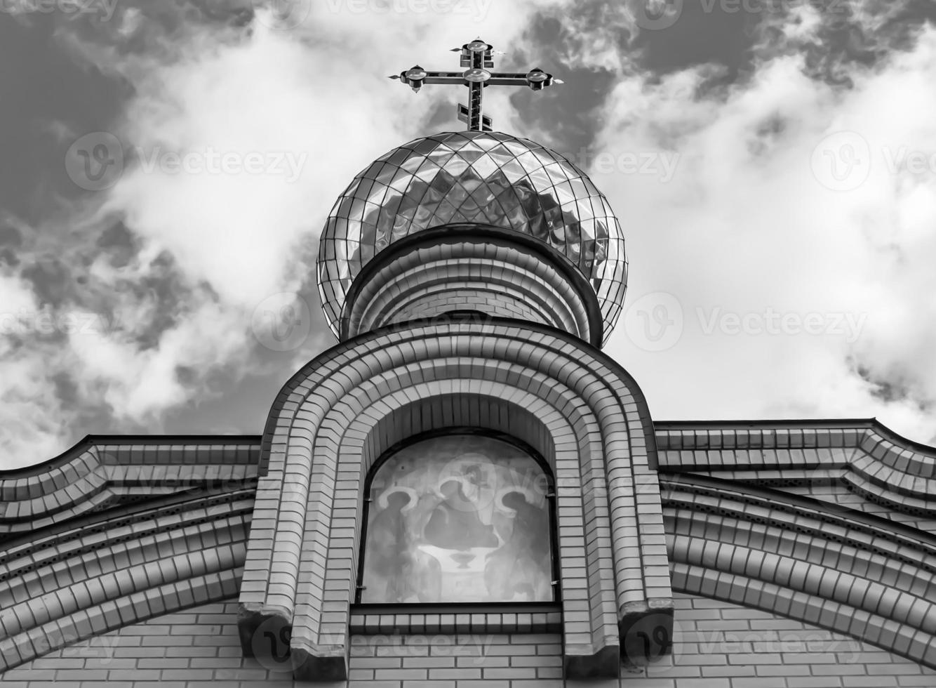 Cruz de la iglesia cristiana en alta torre campanario para la oración foto