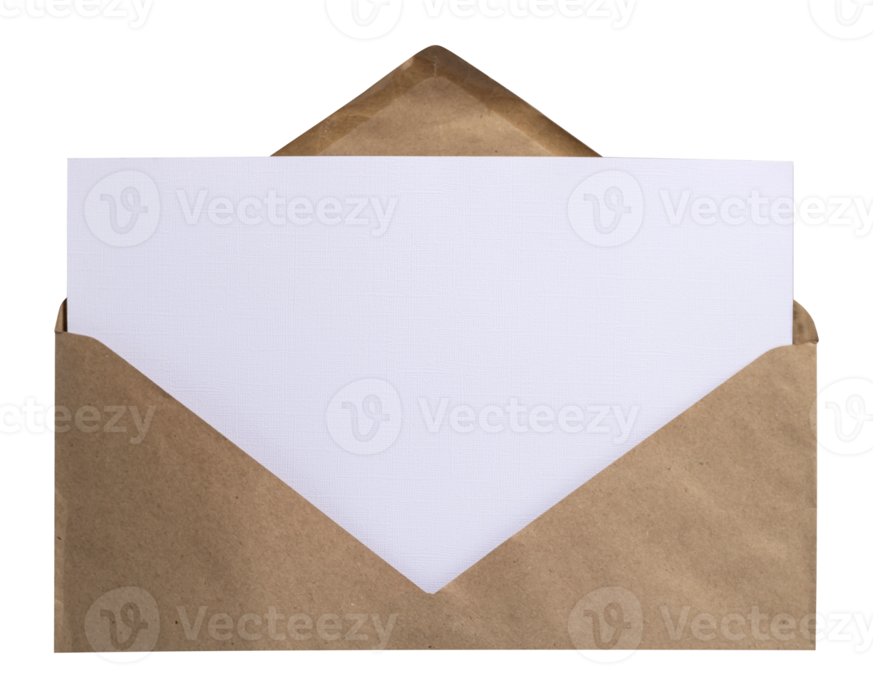 stor hantverk kuvert med en vit ark av texturerad papper fastnar ut från de inuti horisontell Foto isolera. falsk upp kuvert med tom ark png
