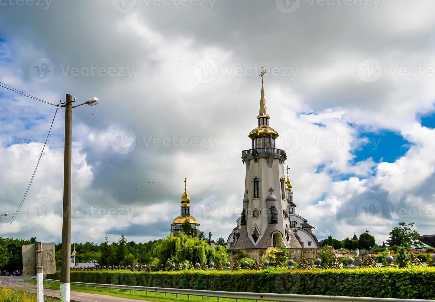 Cruz de la iglesia cristiana en alta torre campanario para la oración foto