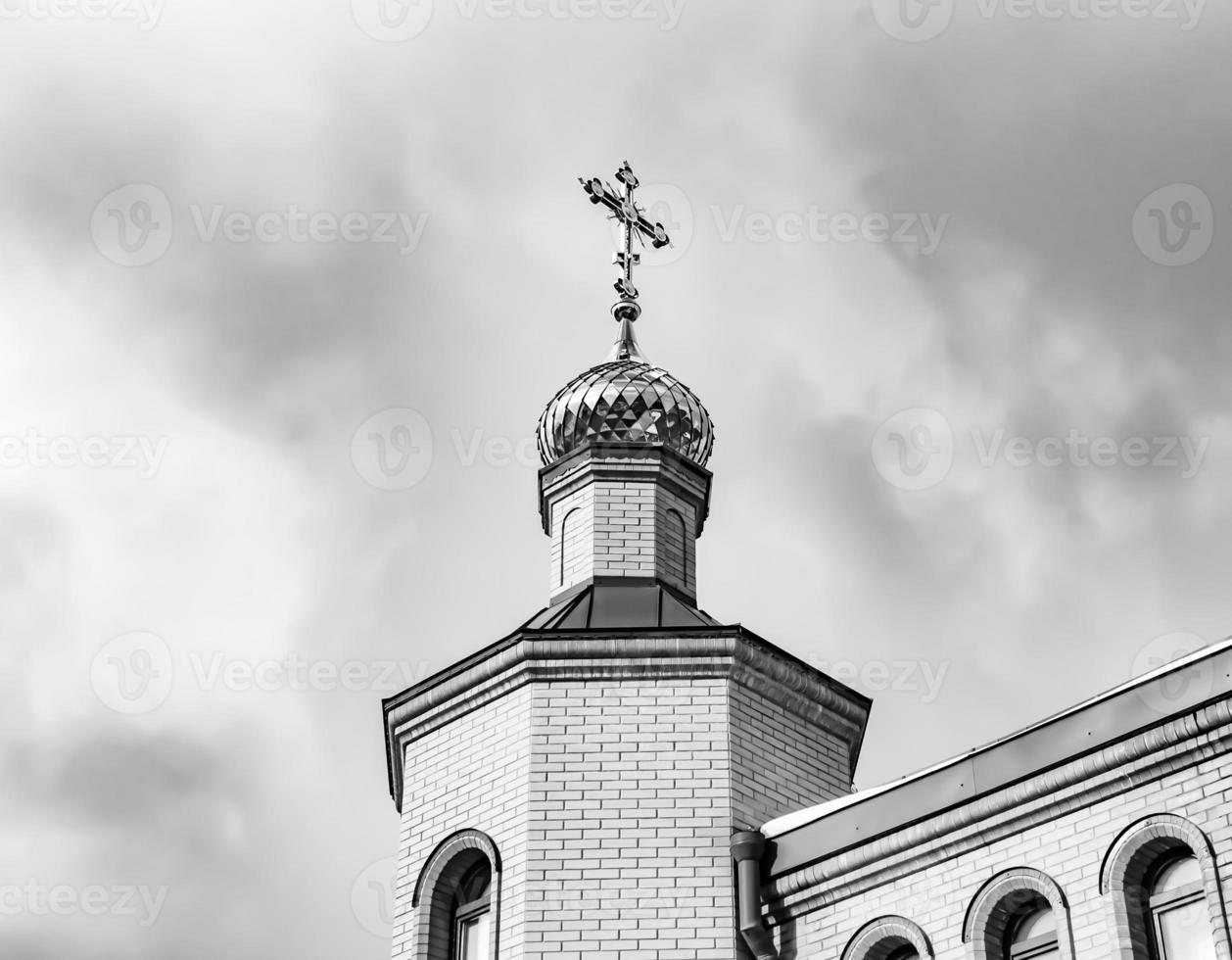 Cruz de la iglesia cristiana en alta torre campanario para la oración foto
