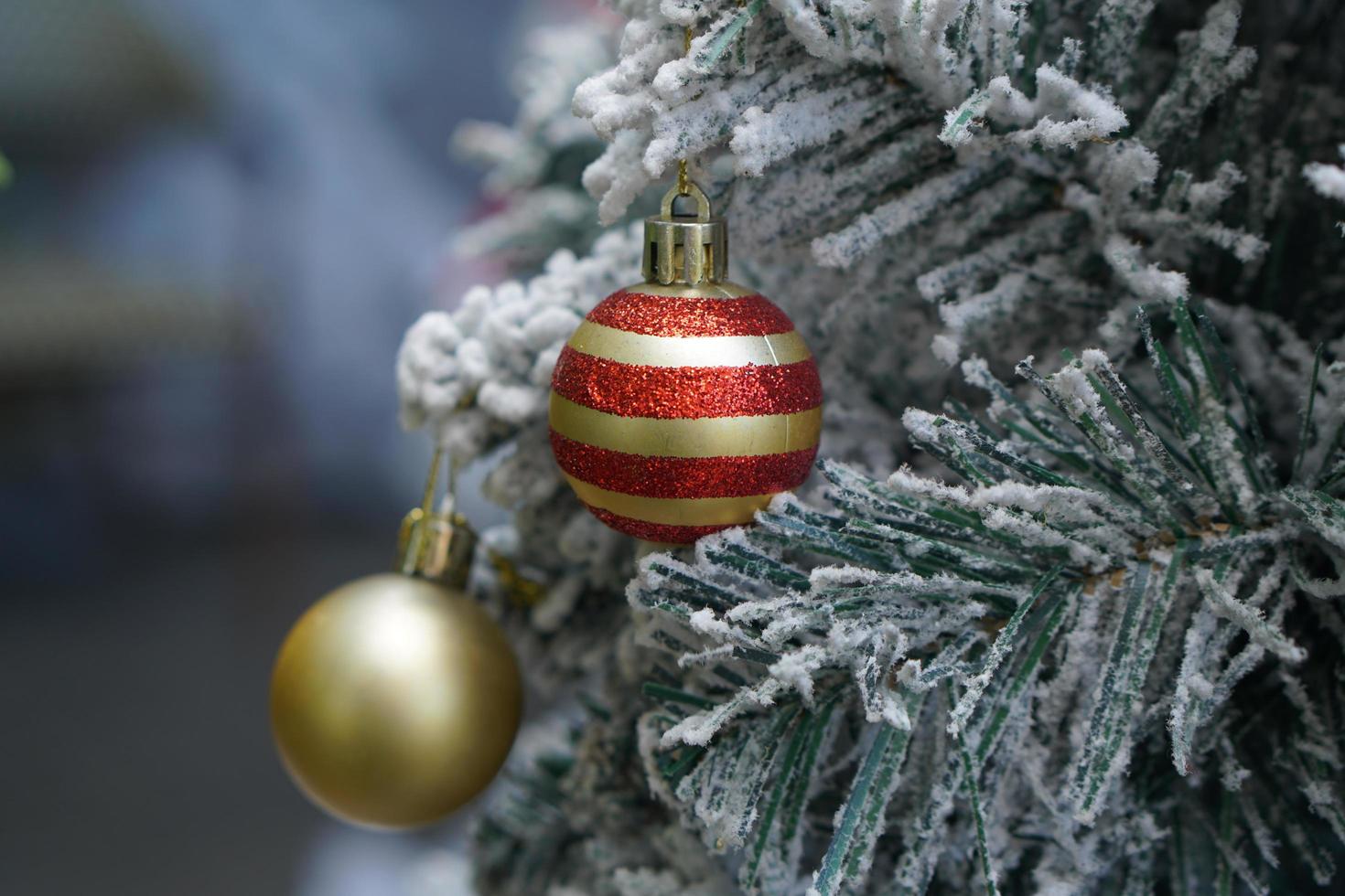 bolas en el árbol de navidad en el año nuevo foto