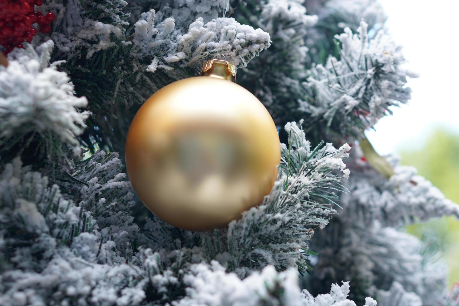 bolas en el árbol de navidad en el año nuevo foto