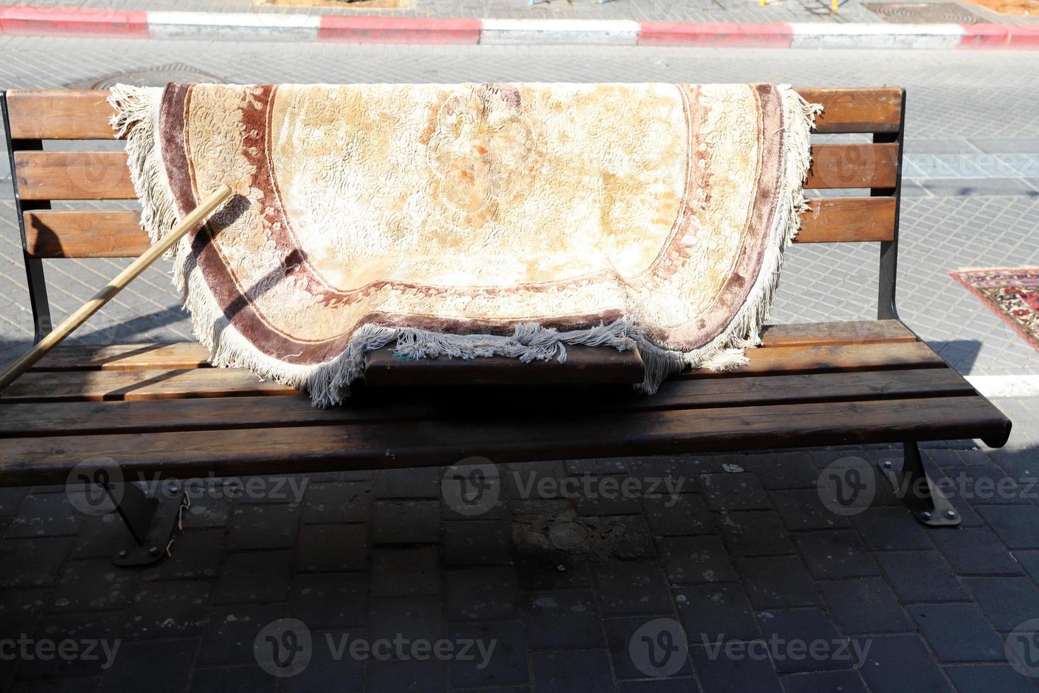 banco para descansar en el parque de la ciudad a orillas del mar. foto