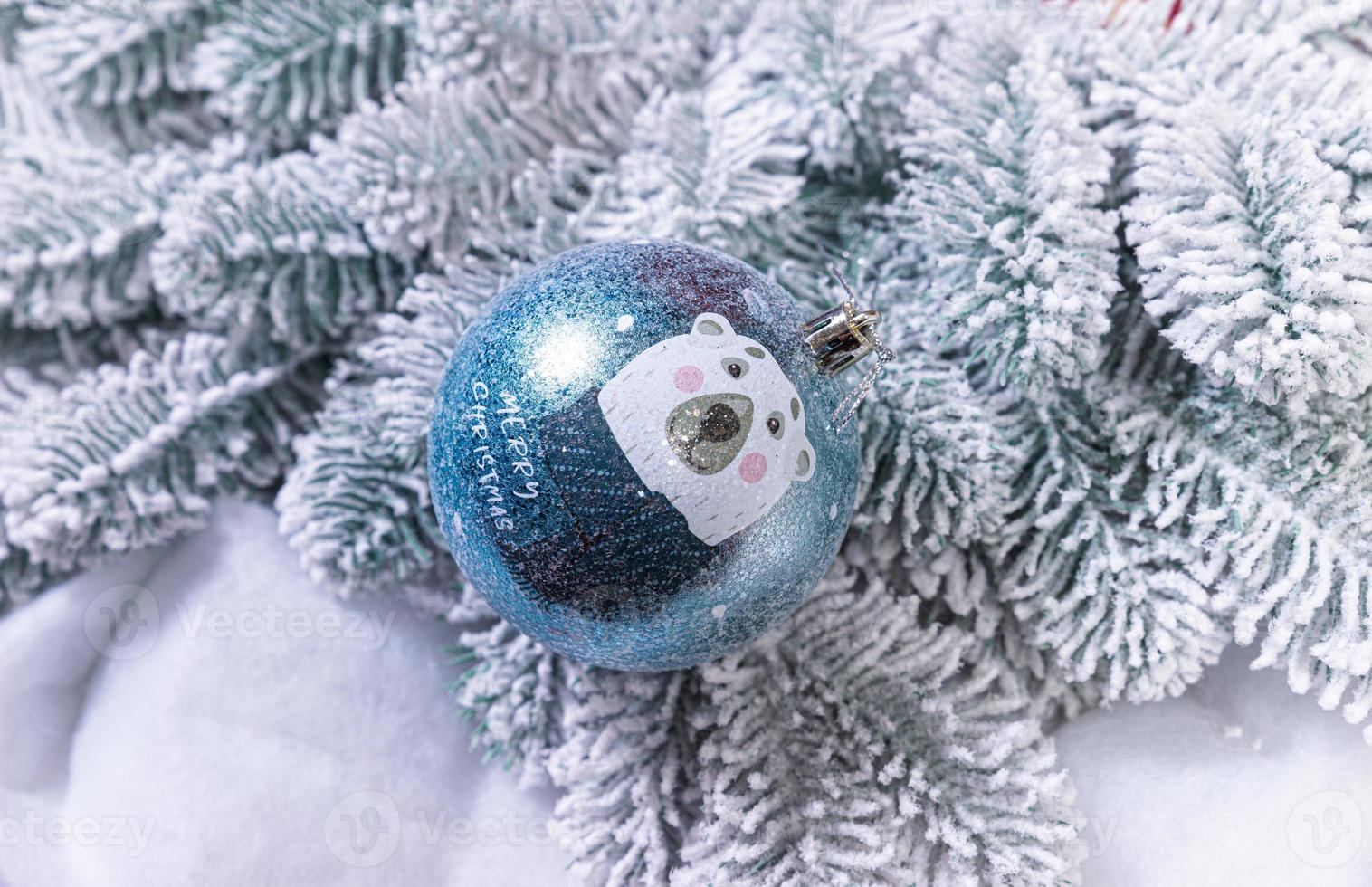 pasatiempo creativo de manualidades. hacer bolas y adornos navideños artesanales hechos a mano con abeto de fieltro. árbol de navidad con bolas de colores y cajas de regalo sobre una pared de ladrillo blanco con bolas azules y blancas foto