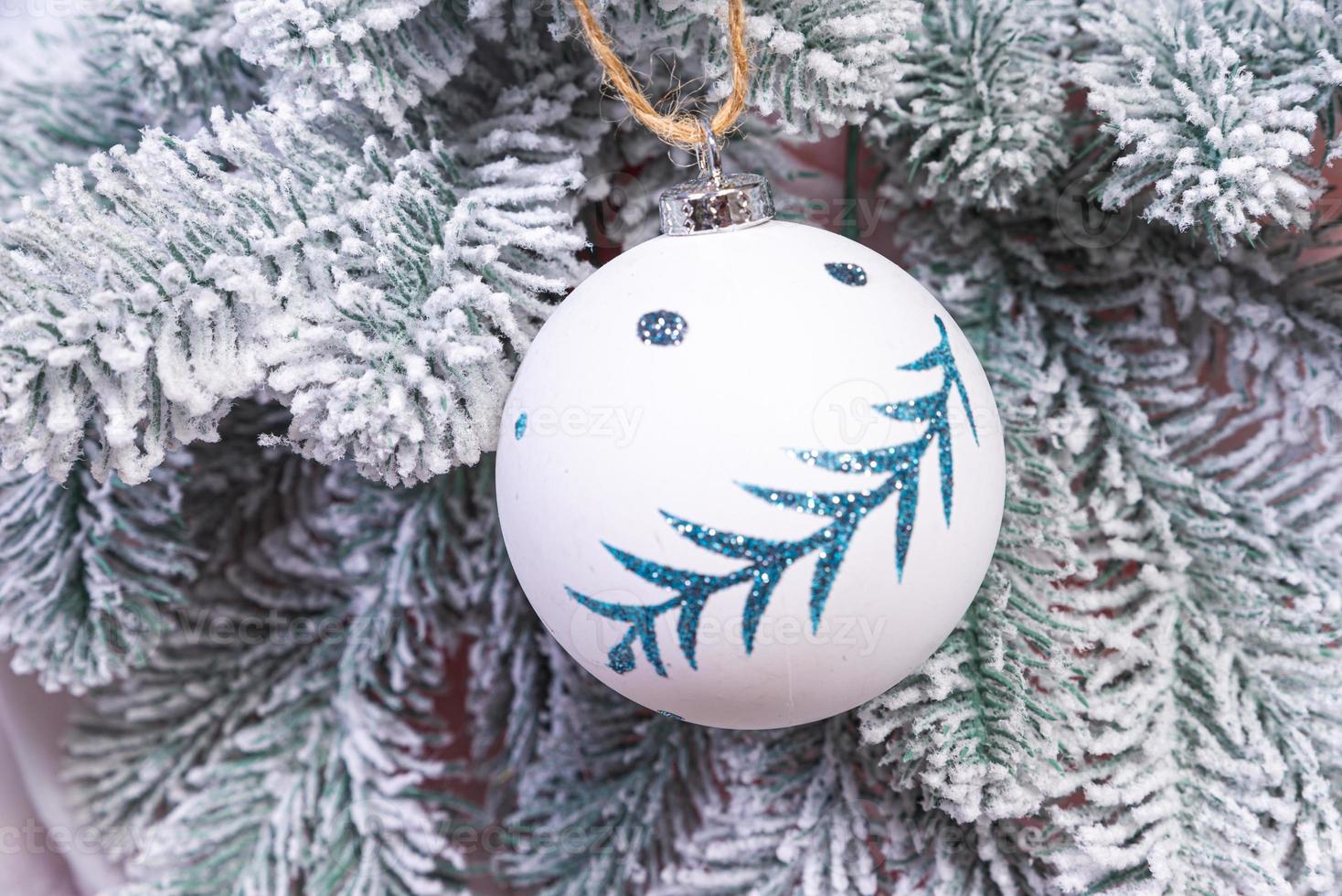 pasatiempo creativo de manualidades. hacer bolas y adornos navideños artesanales hechos a mano con abeto de fieltro. árbol de navidad con bolas de colores y cajas de regalo sobre una pared de ladrillo blanco con bolas azules y blancas foto