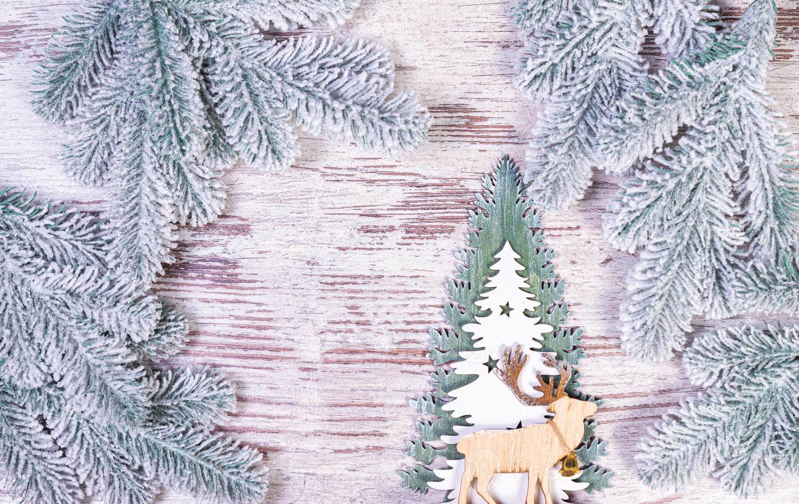 composición navideña con hermosa decoración, árbol de navidad y corona, ciervos, regalos y accesorios en una decoración casera moderna. foto