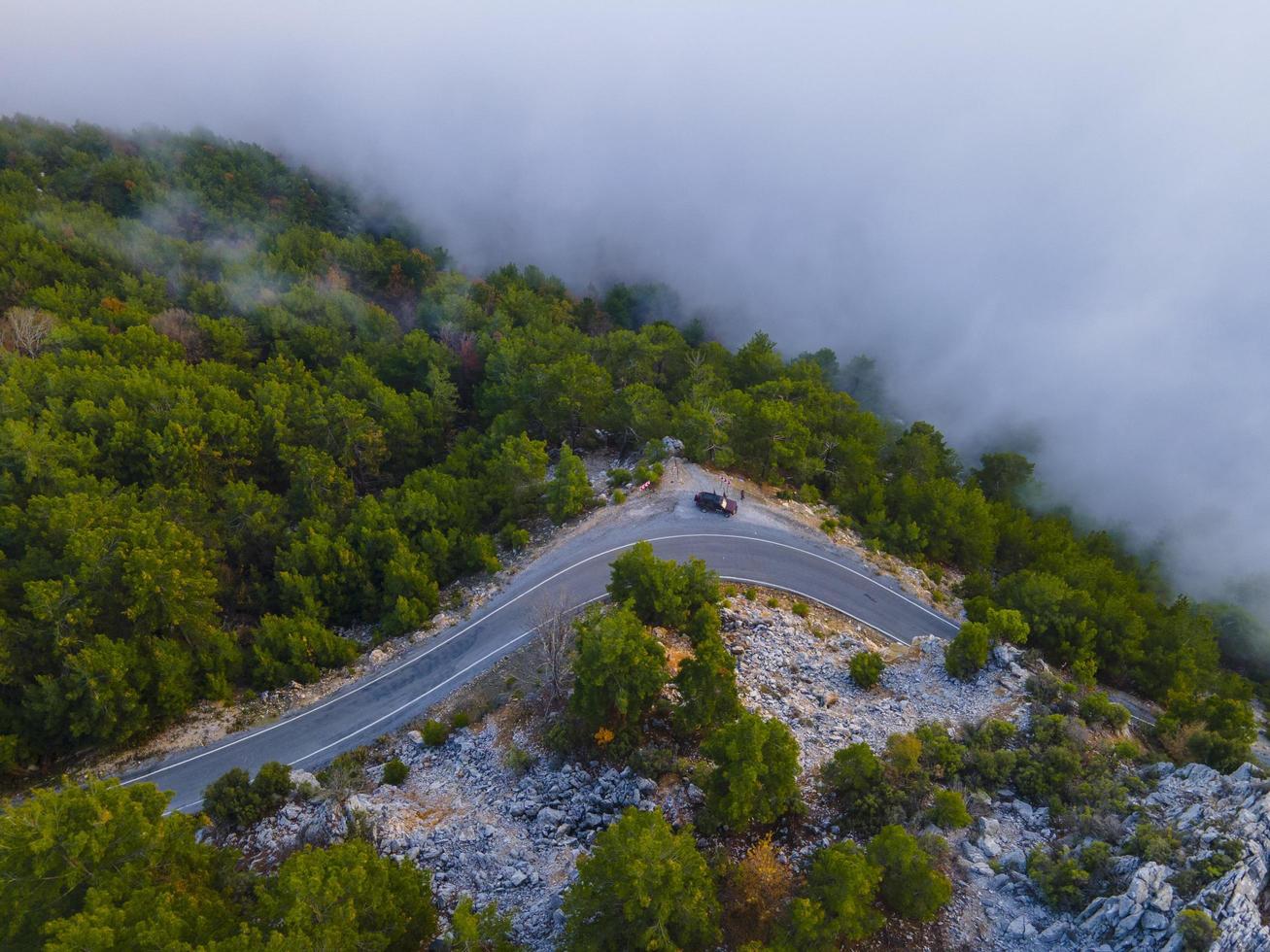 asombrosa vista de la nube y la carretera desde la naturaleza aérea foto