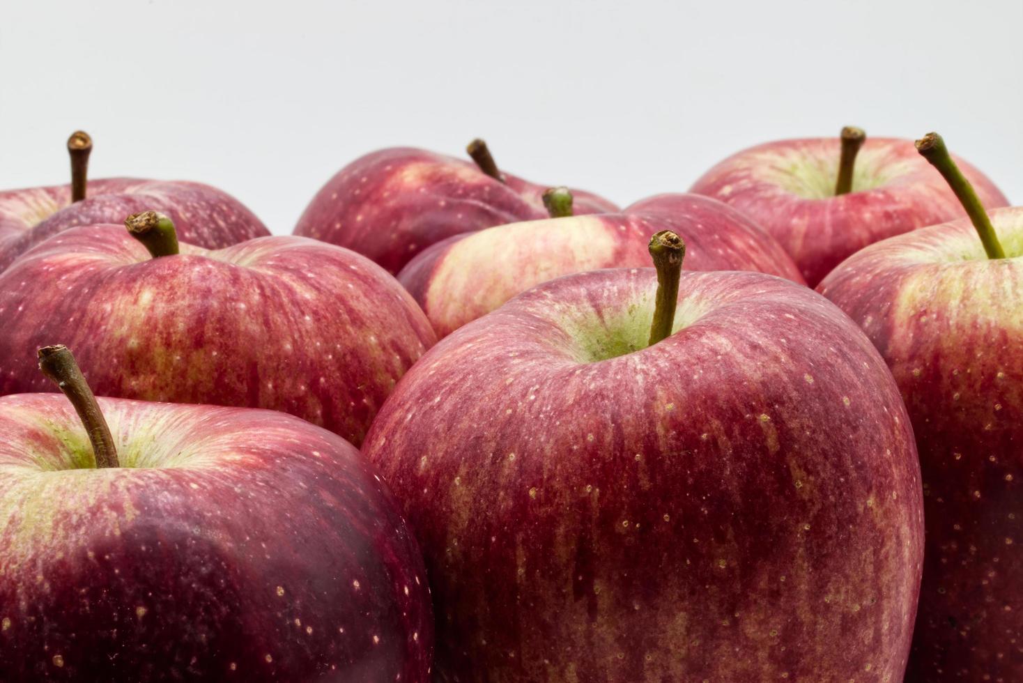 manzanas rojas frescas sobre fondo blanco. de cerca foto