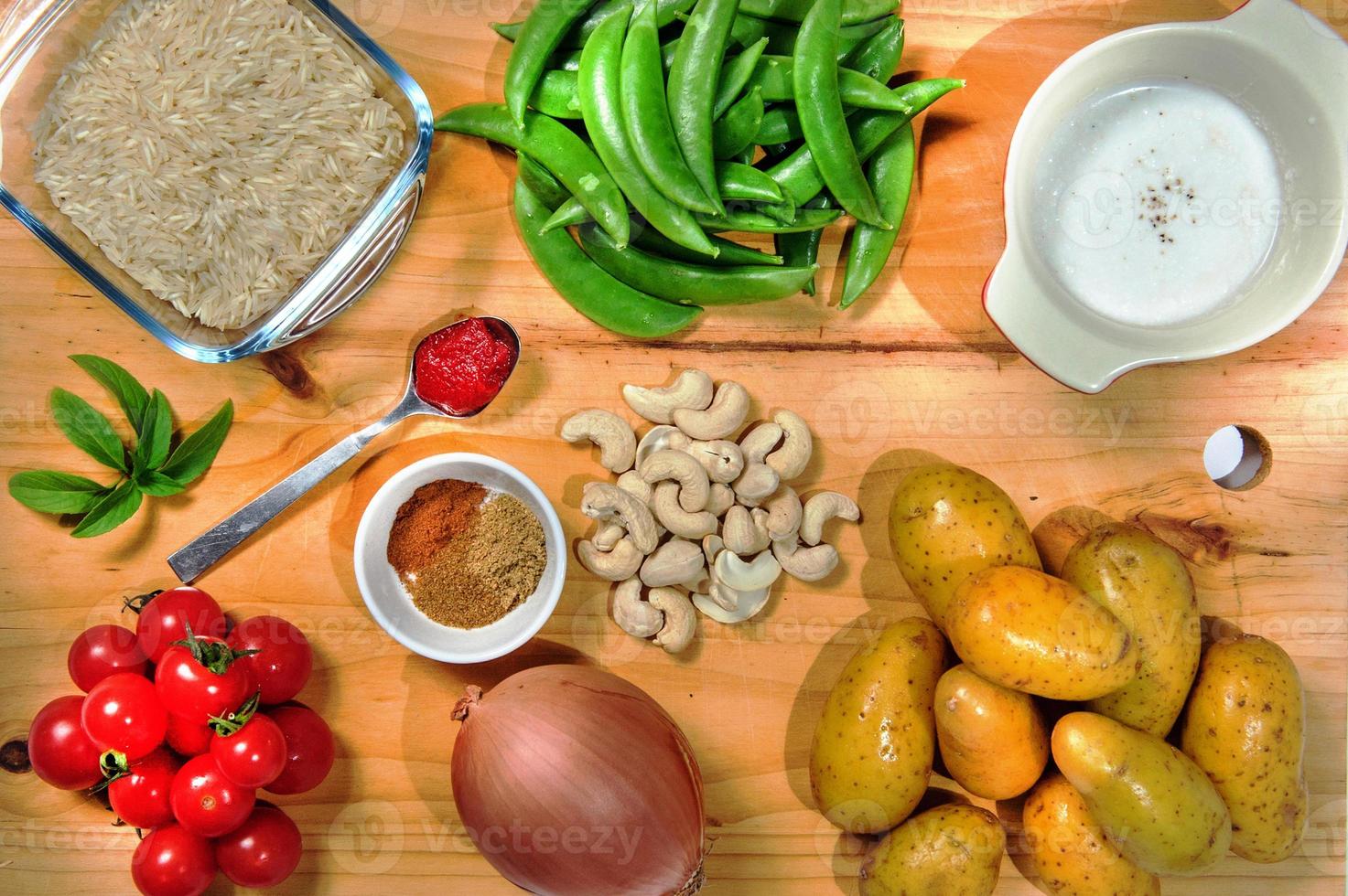 materias primas. listo para ser cocinado. receta de estofado de pollo, cocina europea, cocinado con guarnición de champiñones, cebollitas y otros. foto