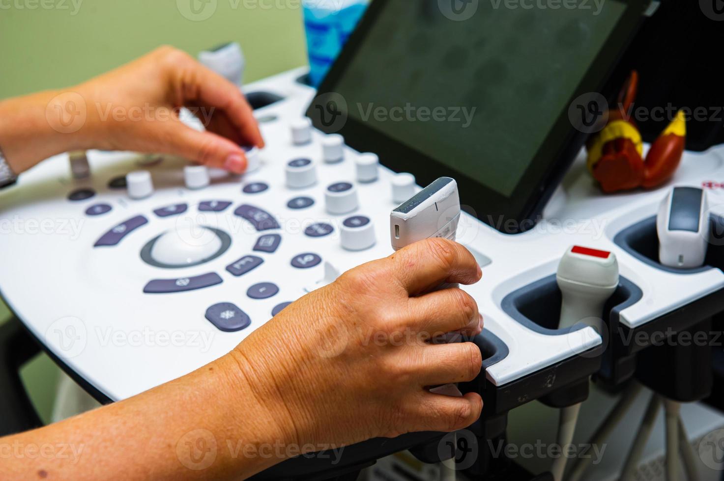 especialistas médicos cerca de la máquina de ultrasonido en la sala del hospital foto