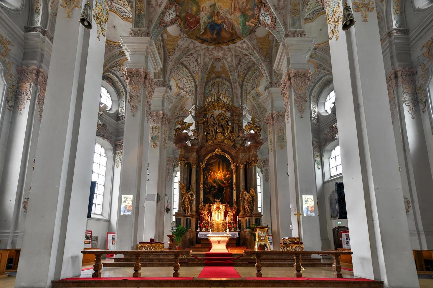 munich, alemania - 4 de julio de 2021 - interior de heilig geist kirche o iglesia del espíritu santo en munich, alemania. foto