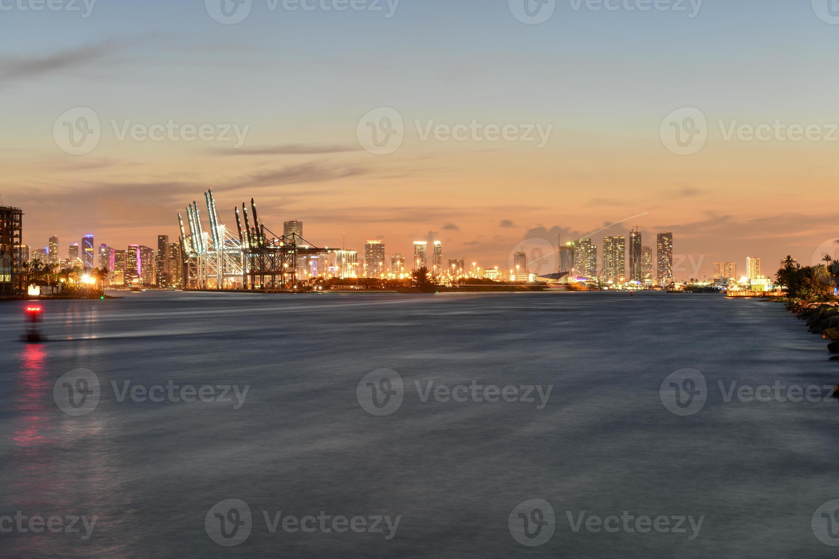 Miami Beach Skyline - Florida 16663354 Stock Photo at Vecteezy