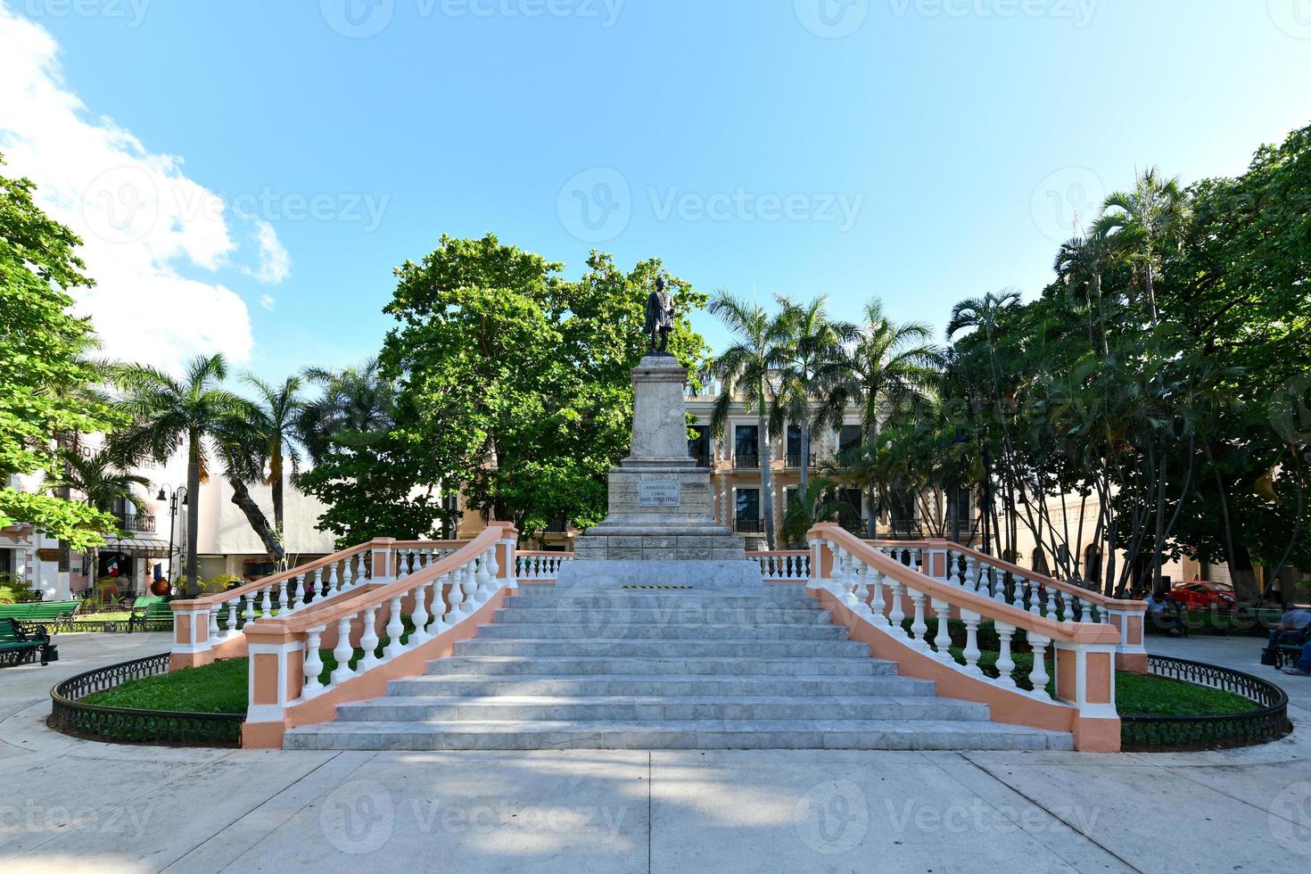 merida, mexico - 24 de mayo de 2021 - estatua del general manuel cepeda peraza, gobernador de yucatan, colocada en 1896 en el parque hidalgo en merida, estado de yucatan, mexico. foto