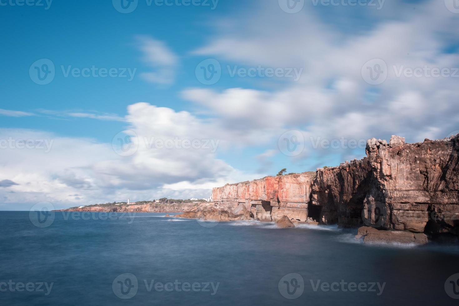 boca do inferno es una sima situada en los acantilados junto al mar cerca de la ciudad portuguesa de cascais, en el distrito de lisboa. foto