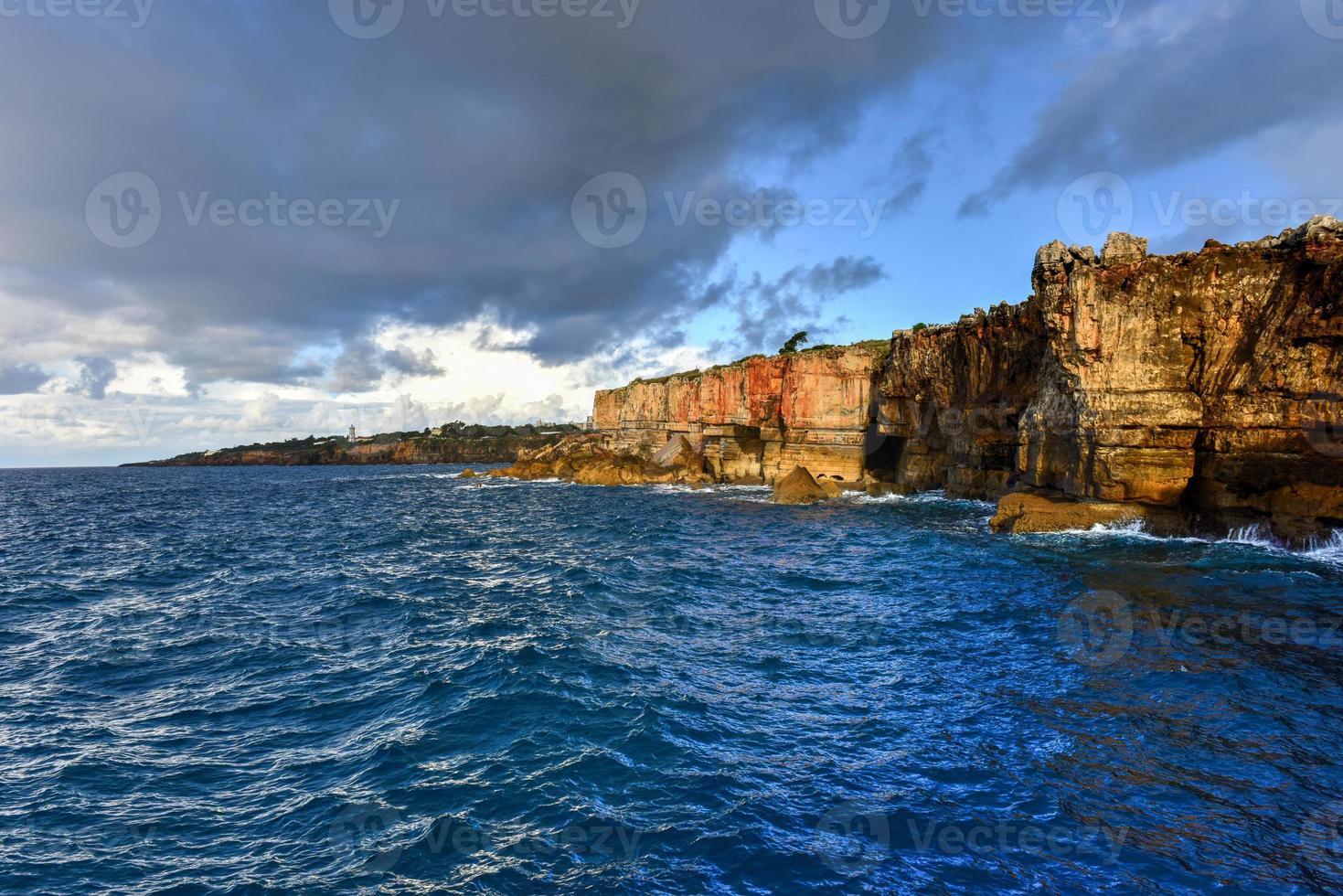 boca do inferno es una sima situada en los acantilados junto al mar cerca de la ciudad portuguesa de cascais, en el distrito de lisboa. foto