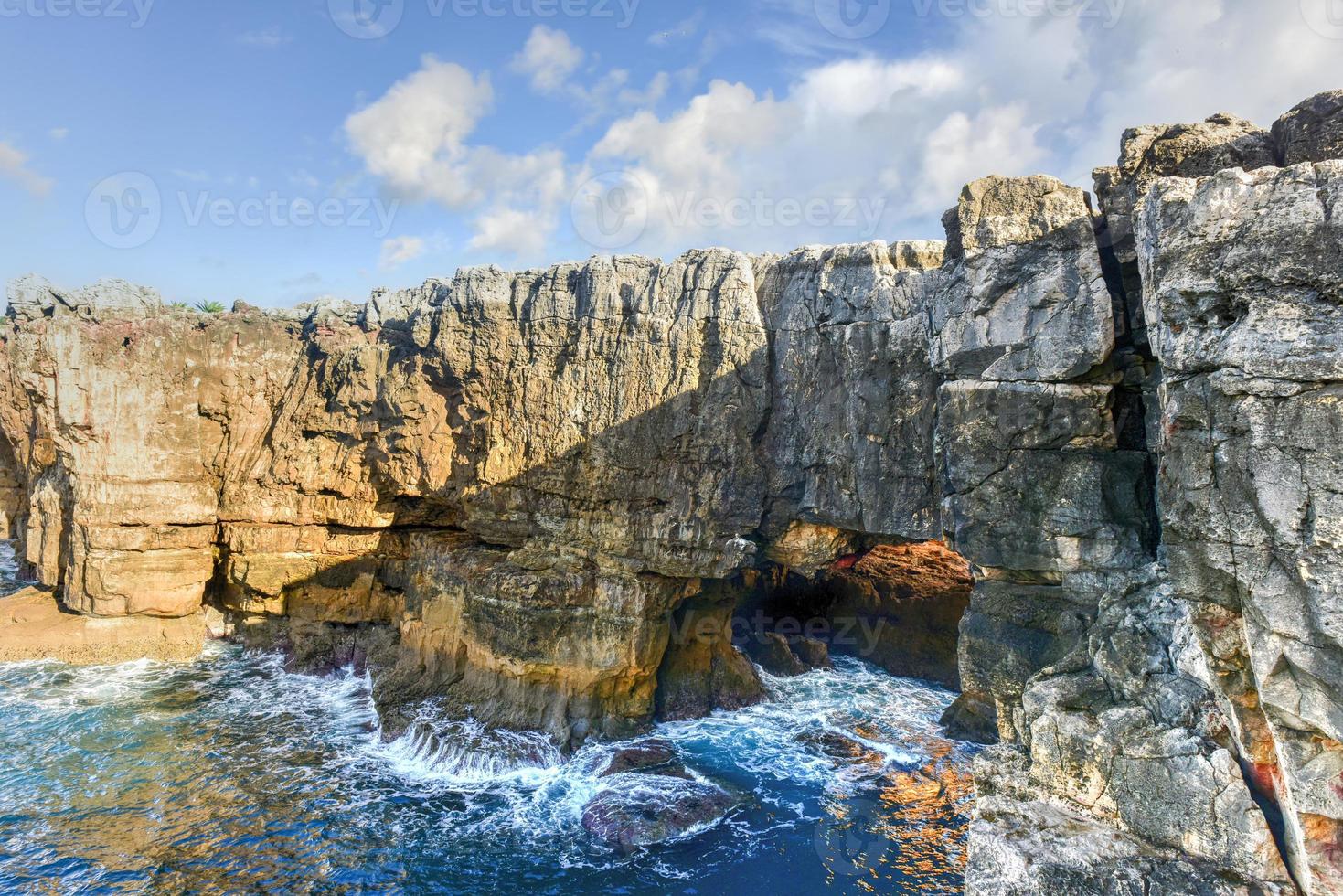 boca do inferno es una sima situada en los acantilados junto al mar cerca de la ciudad portuguesa de cascais, en el distrito de lisboa. foto