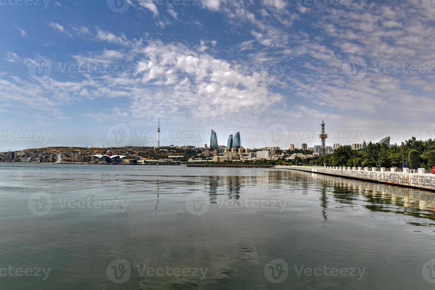 vista desde el parque baku boulevard del horizonte de la ciudad en baku, azerbaiyán. foto