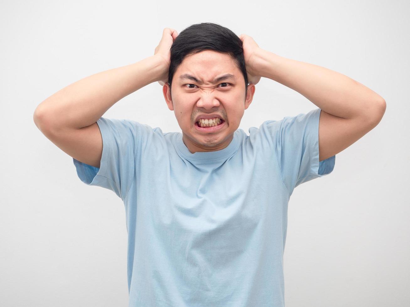 hombre enojado toque su cabeza sintiendo loco emoción blanco aislado foto