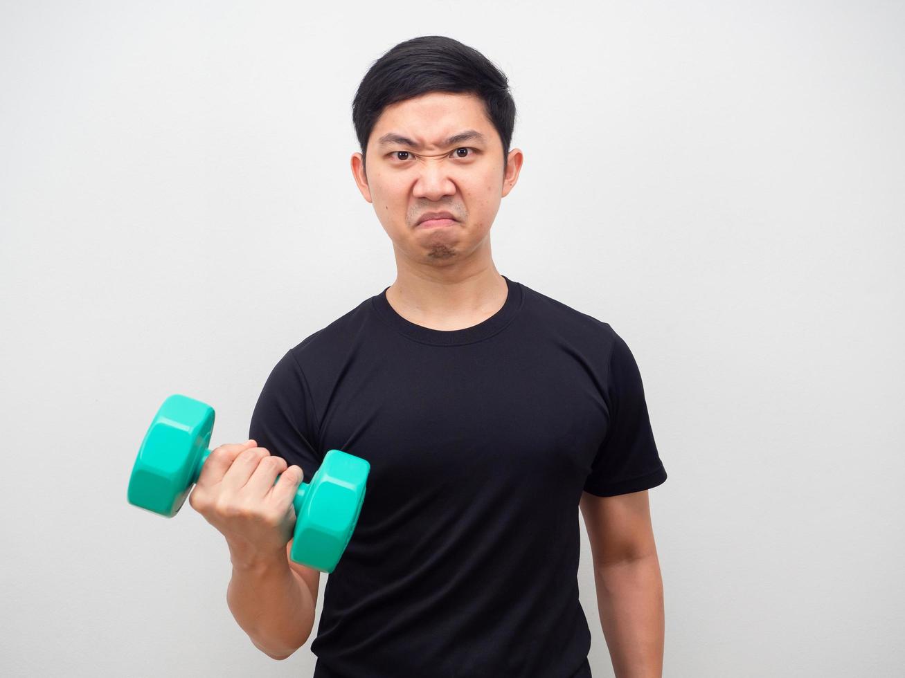 hombre sintiéndose confiado sosteniendo drumbbell up motivación entrenamiento foto