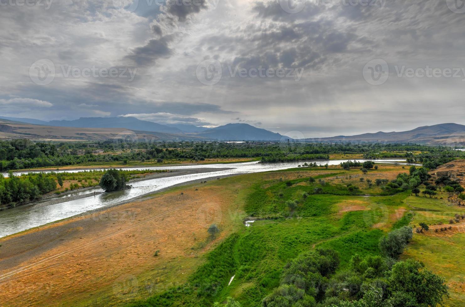 Uplistsikhe, una antigua ciudad georgiana excavada en la roca en el este de Georgia. foto