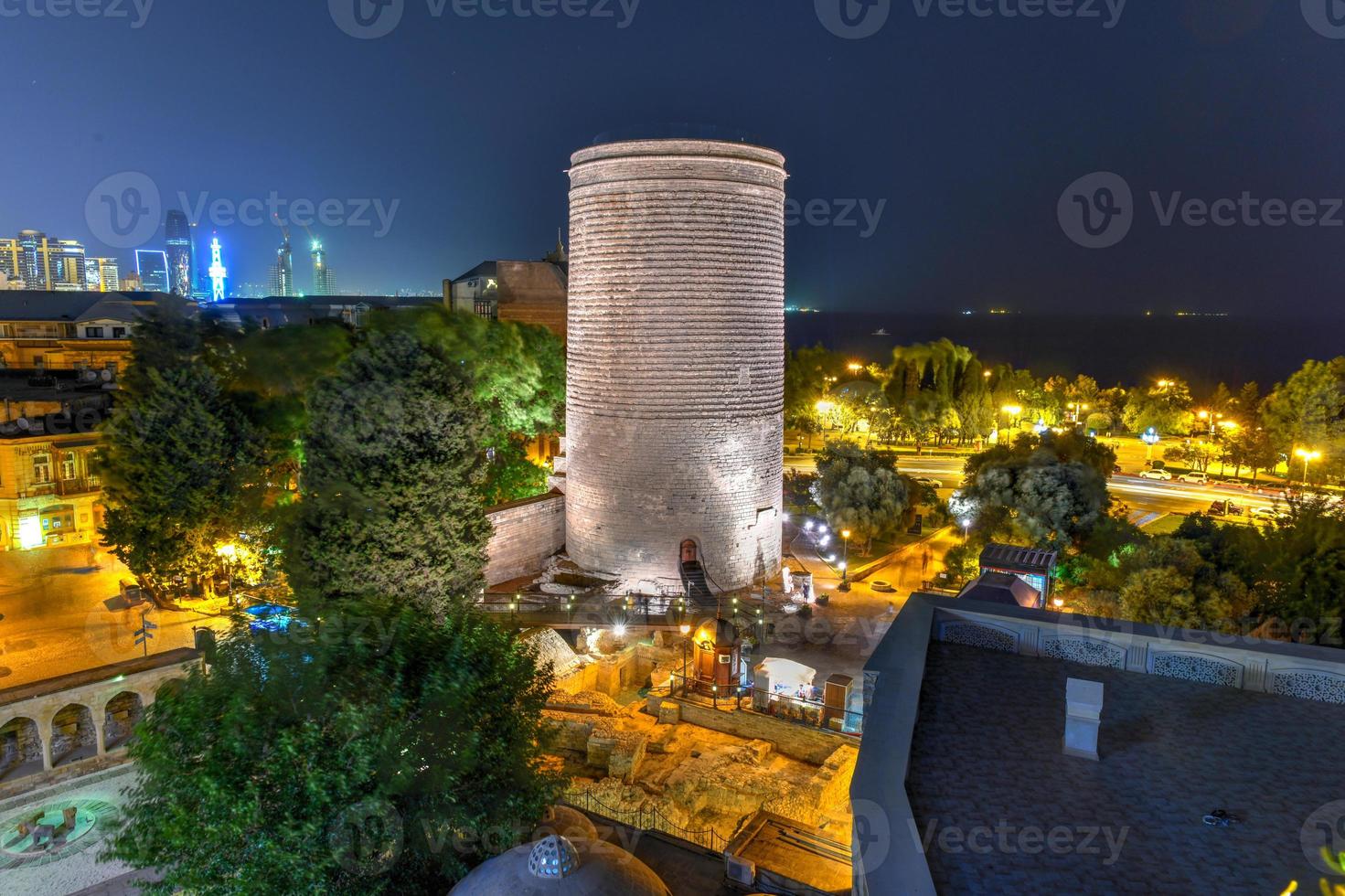 la torre de la doncella también conocida como giz galasi, ubicada en la ciudad vieja de baku, azerbaiyán por la noche. La torre de la doncella fue construida en el siglo XII como parte de la ciudad amurallada. foto