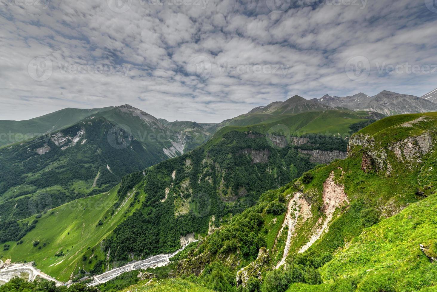 hermosas montañas coloridas vistas desde el monumento a la amistad de rusia georgia en kazbegi, georgia foto