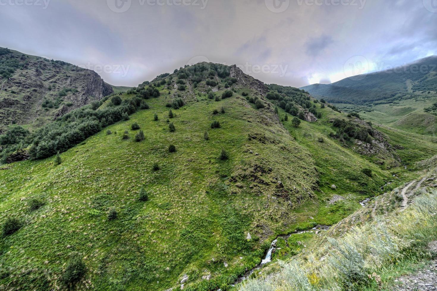 paisaje montañoso cerca del pueblo de gergeti en georgia, bajo el monte kazbegi. foto