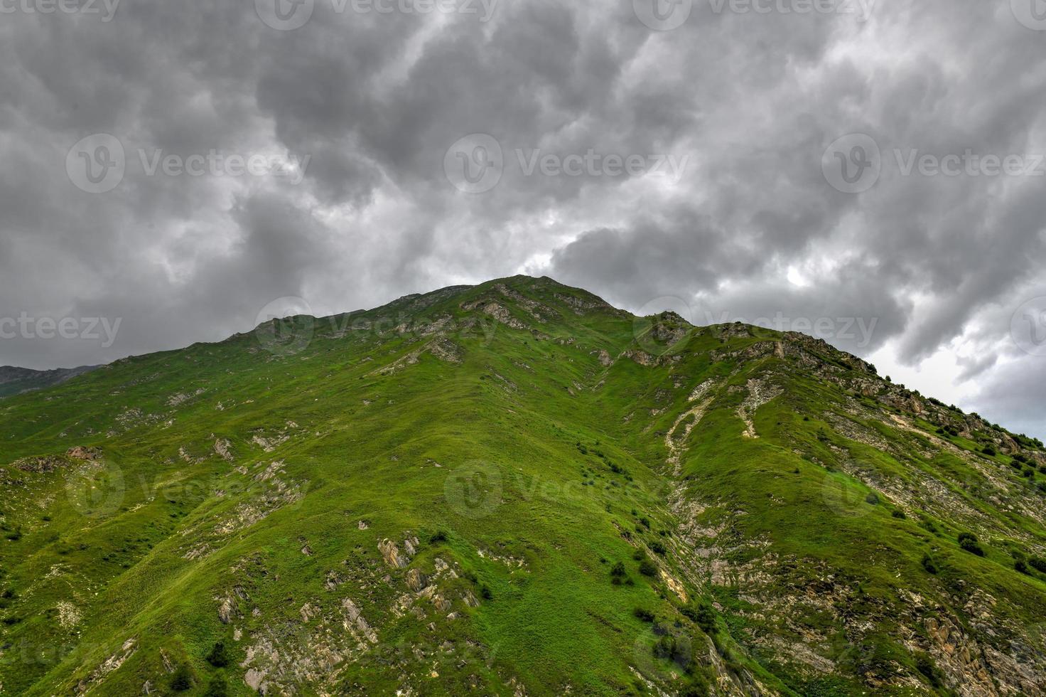 hermoso paisaje montañoso a lo largo de la carretera militar georgiana en kazbegi, georgia foto