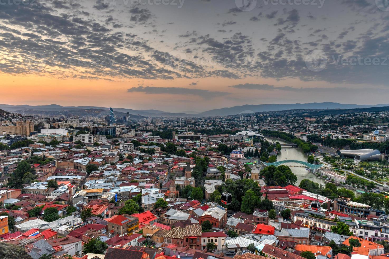 hermosa vista panorámica de tbilisi desde la fortaleza de narikala en georgia. foto