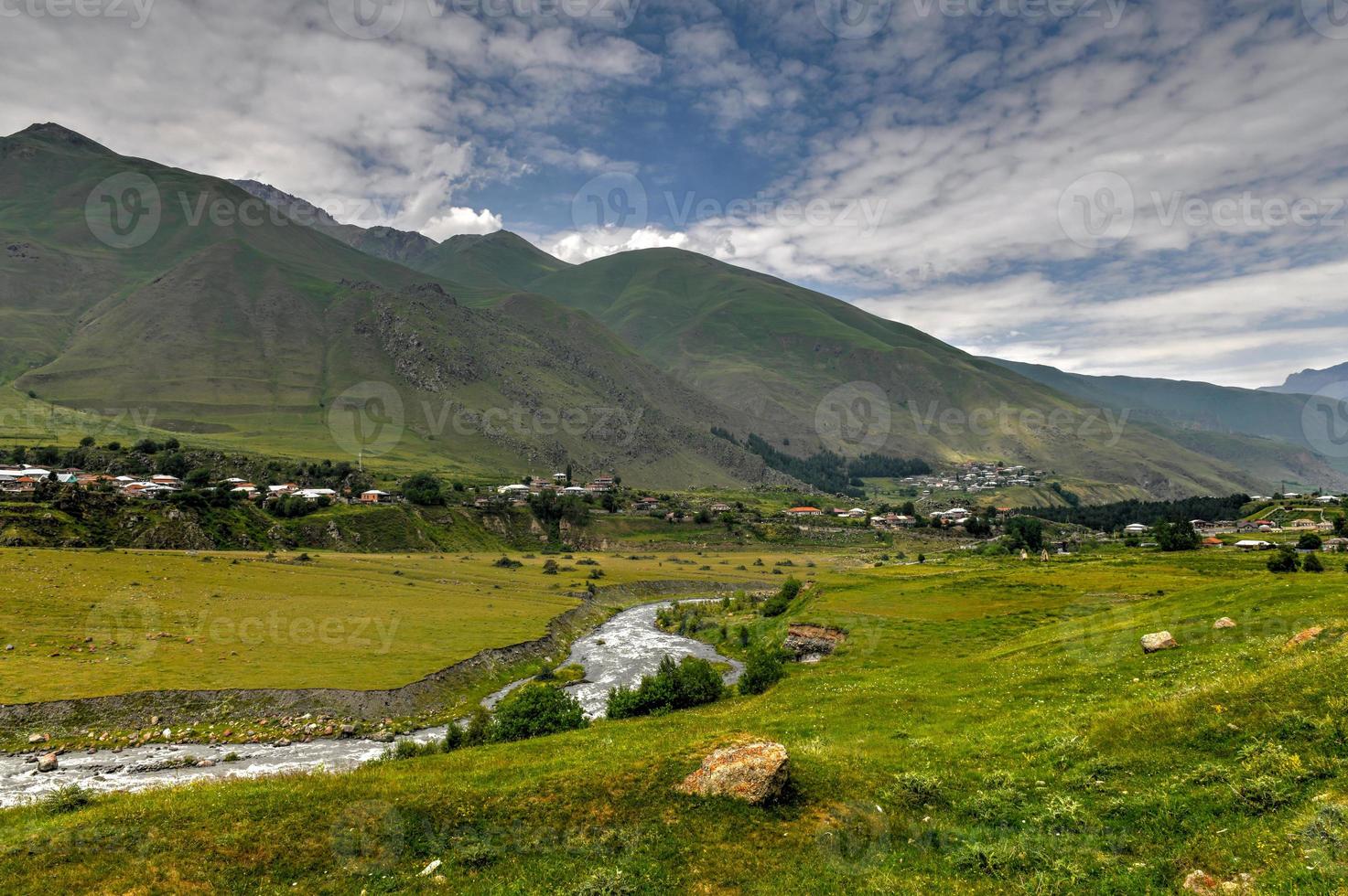 hermosa vista panorámica de la campiña georgiana en goristsikhe, georgia foto