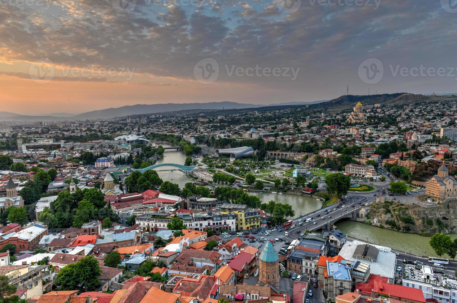 hermosa vista panorámica de tbilisi desde la fortaleza de narikala en georgia. foto