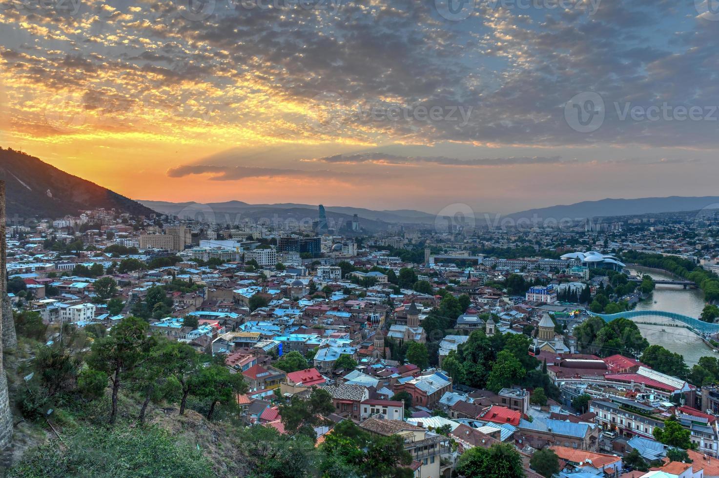 hermosa vista panorámica de tbilisi desde la fortaleza de narikala en georgia. foto