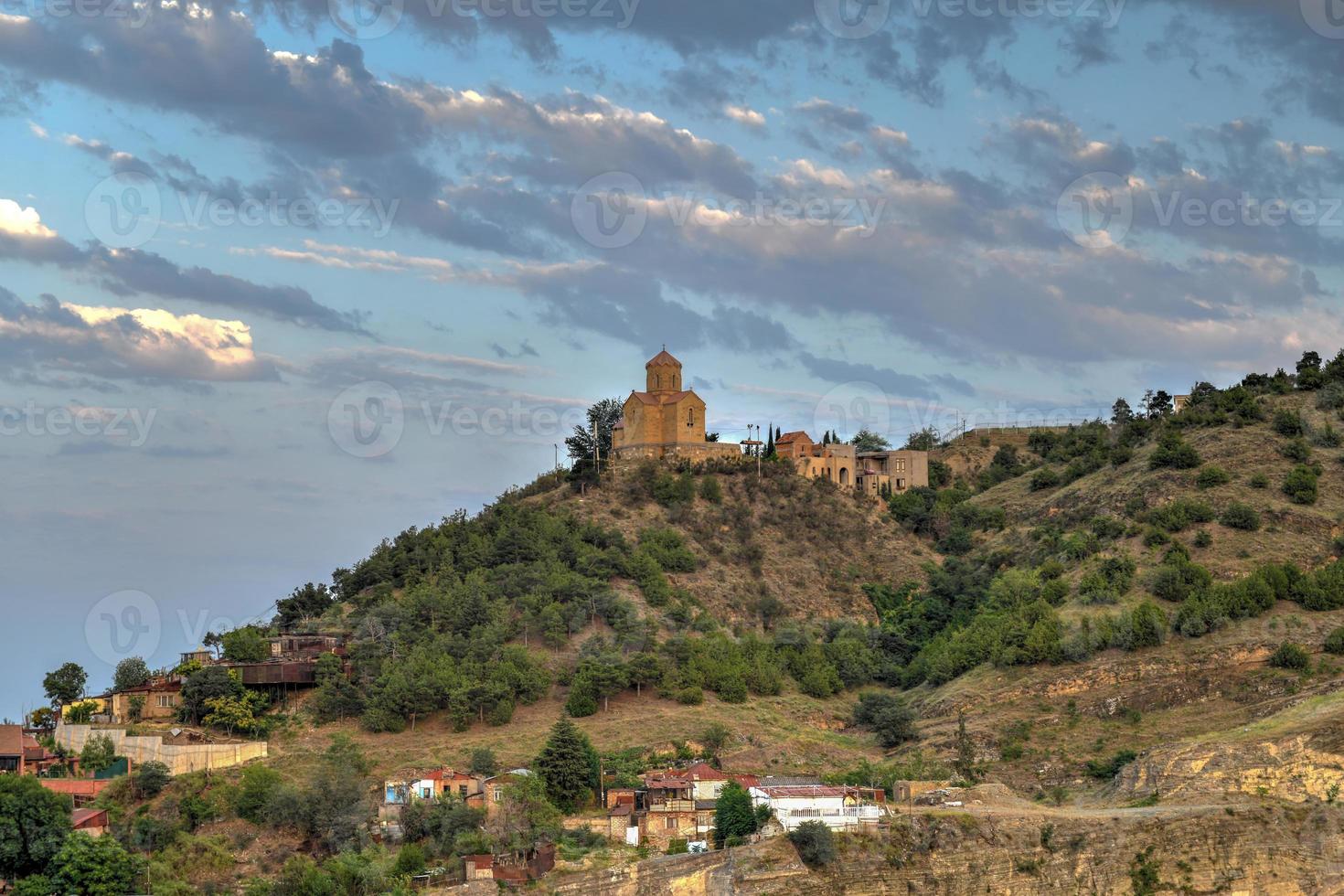 hermosa vista panorámica de tbilisi desde la fortaleza de narikala en georgia. foto