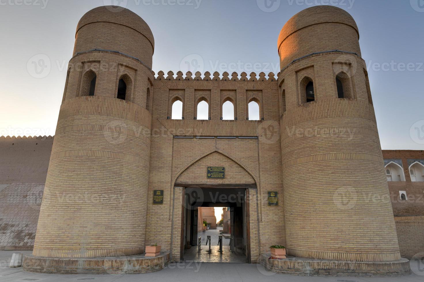 pared de itchan kala - khiva - provincia de xorazm - uzbekistán - ciudad en la ruta de la seda en asia central. foto