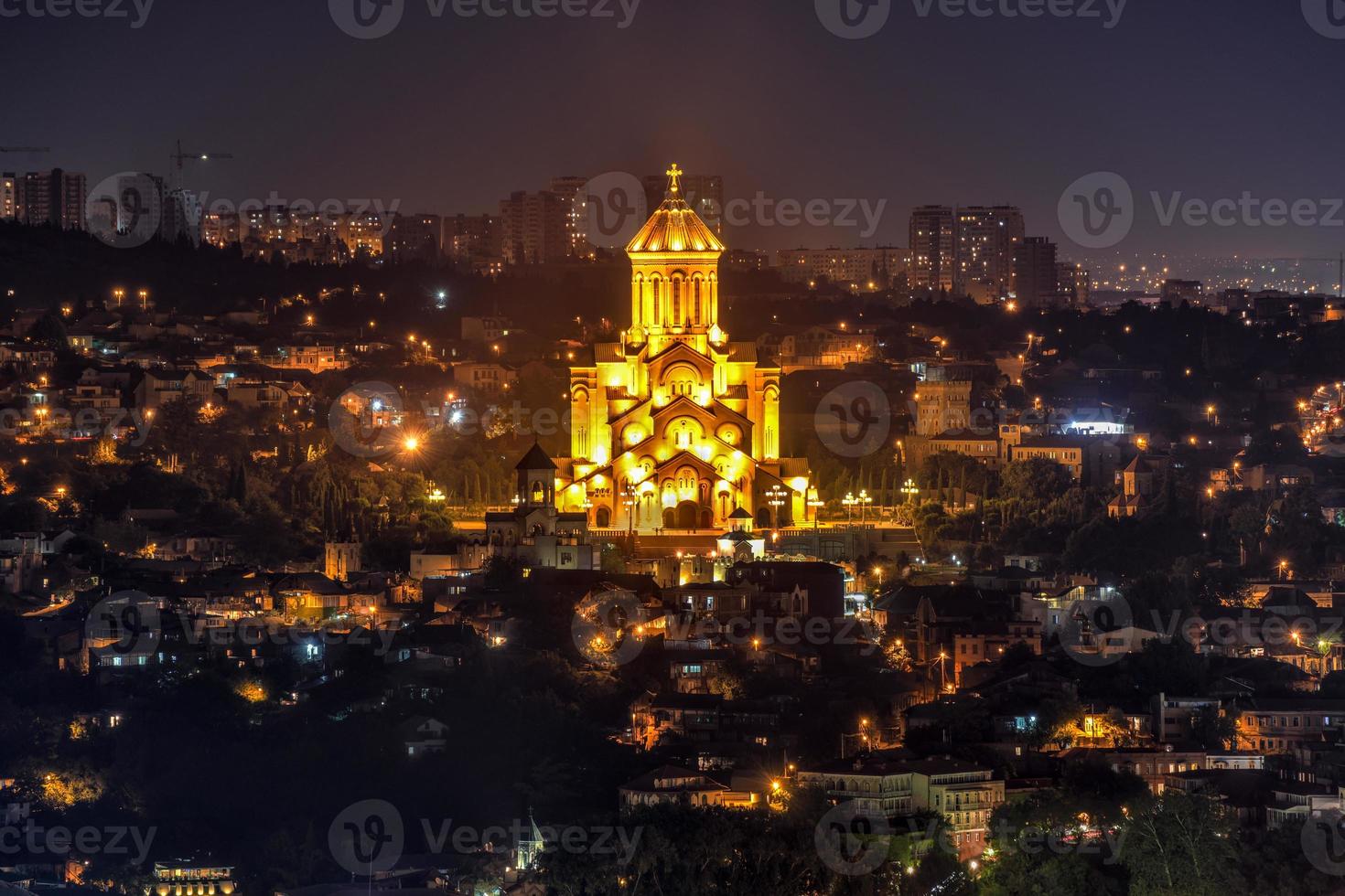 iglesia catedral ortodoxa de la santísima trinidad de sameba en tbilisi, georgia por la noche. foto