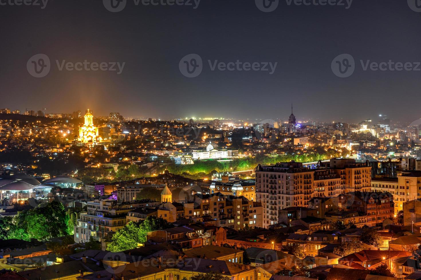 iglesia catedral ortodoxa de la santísima trinidad de sameba en tbilisi, georgia por la noche. foto