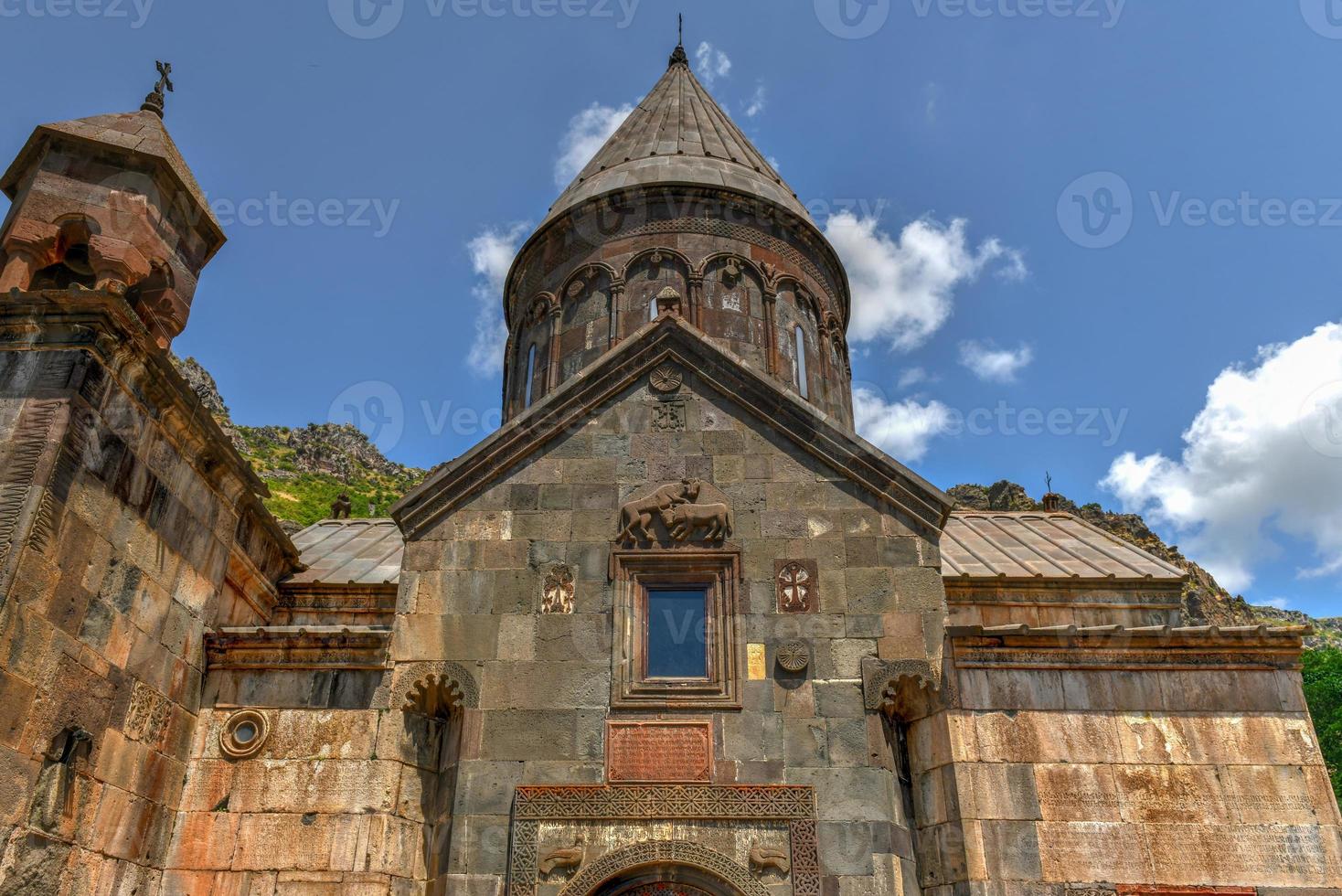 geghard es un monasterio medieval en la provincia de kotayk de armenia, excavado en la montaña adyacente. está catalogado como patrimonio de la humanidad por la unesco. foto
