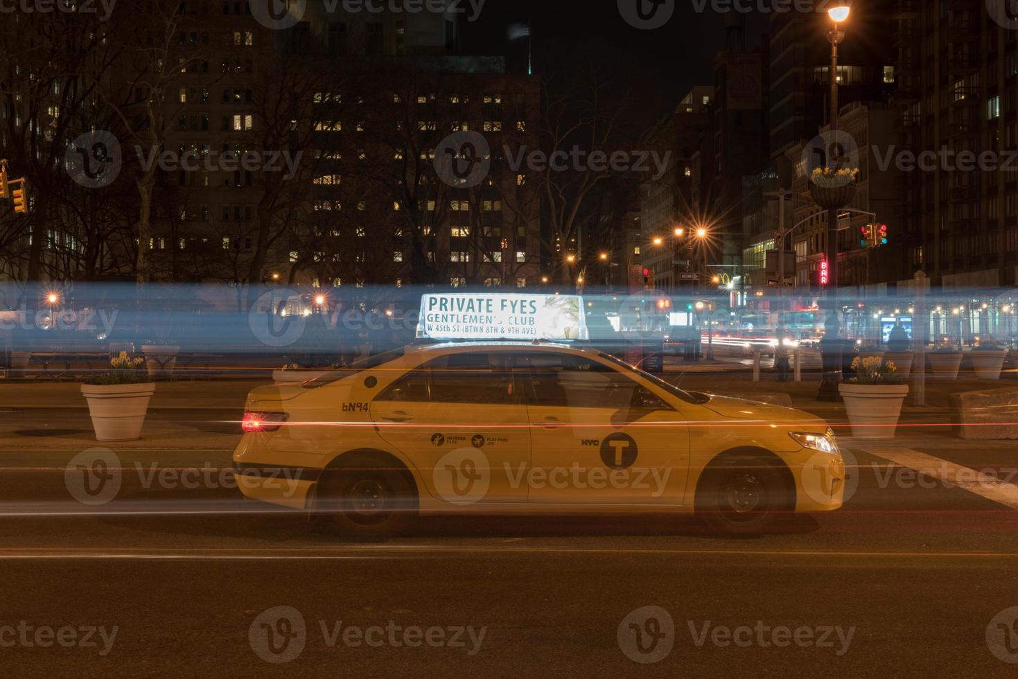 taxi de la ciudad de nueva york por la noche foto