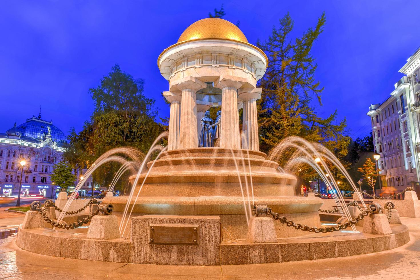 moscú, rusia - 6 de julio de 2019 - el monumento fuente-rotonda a alexander pushkin y natalia goncharova en moscú por la noche. foto