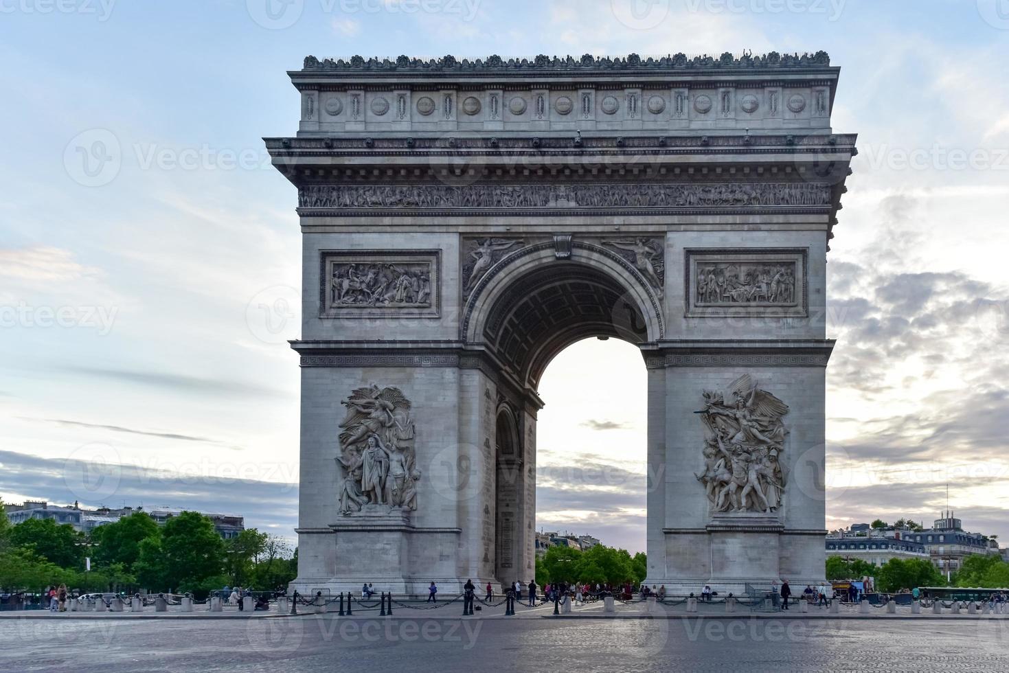 The Arc de Triomphe de l'Etoile, Paris photo